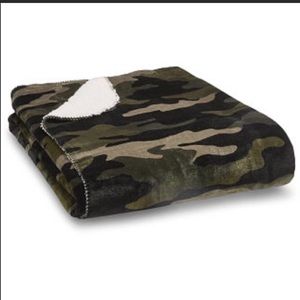 Victoria’s Secret pink camo Sherpa. 60x72